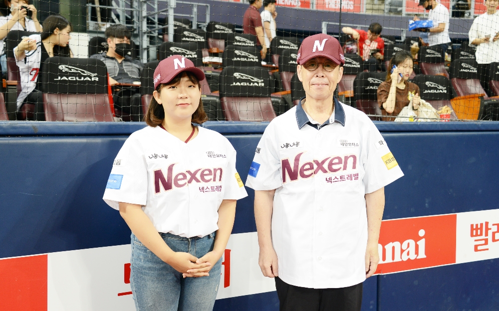 △김윤영 서민금융진흥원 원장(오른쪽)과 박현정씨(왼쪽)가 ‘서민금융 스페셜 데이’에서 기념촬영을 하고 있다./사진=서민금융진흥원