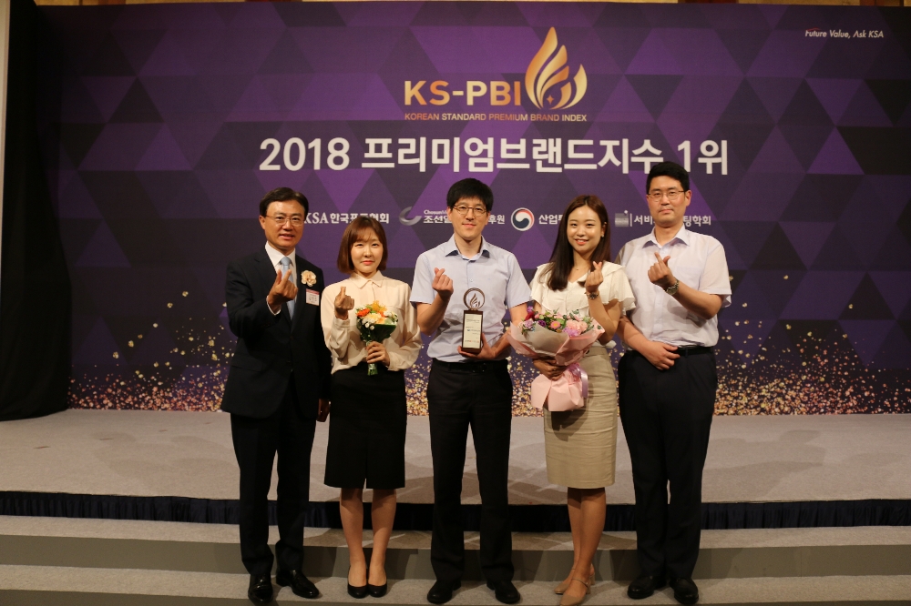 △김영표 신한저축은행 대표(왼쪽)가 2018 프리미엄브랜드지수 수상식에서 기념촬영을 하고 있다./사진=신한저축은행