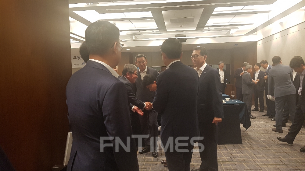 △윤석헌 금감원장(왼쪽)이 23일 은행장들과의 간담회 후 함영주 하나은행장과 악수를 하고 있다. 이날 윤석헌 원장은 간담회 후 은행장들에게 먼저 악수를 청하는 모습을 보였다./사진=전하경 기자
