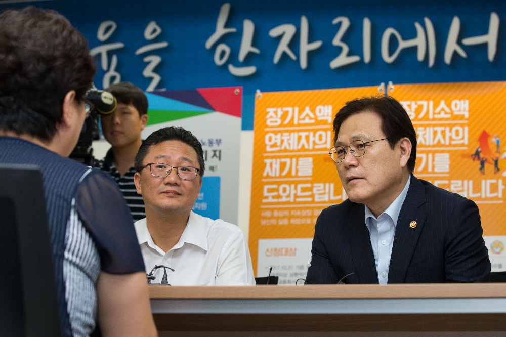 최종구 금융위원장은 26일 서울 중구 서민금융진흥원에서 서민금융지원대책의 성과와 추진현황을 점검하기 위해 간담회를 개최했다. 최종구 위원장이 일일 대출상담사가 되어 맞춤형 대출 서비스를 상담하고 있다. / 사진= 금융위원회