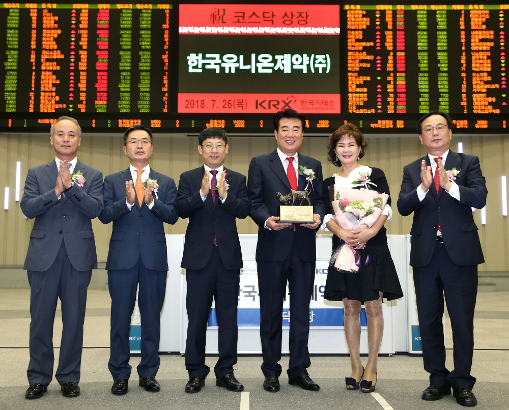 한국거래소 코스닥시장본부는 26일 오전 서울사옥 홍보관에서 항생제류 등 의약품 제조업체인 한국유니온제약의 코스닥시장 신규상장기념식을 개최했다. 사진은 상장기념패 전달 후 기념촬영. (왼쪽부터) 최규준 한국IR협의회 부회장, 손승균 DB금융투자 IB사업부장, 정운수 한국거래소 코스닥시장본부장, 백병하 한국유니온제약 대표이사, 안희숙 한국유니온제약 주주대표, 송윤진 코스닥협회 부회장. 사진=한국거래소