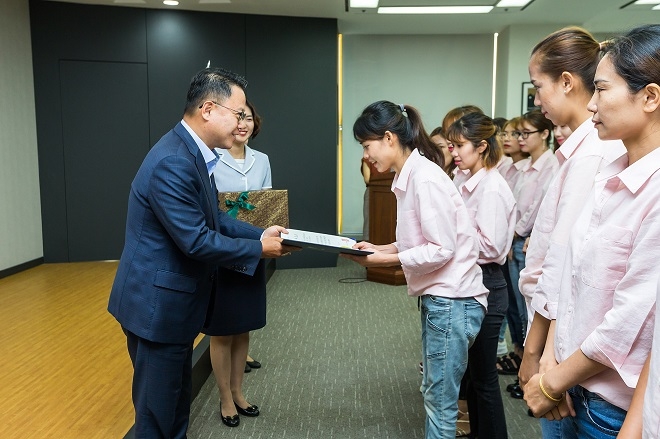 송종욱 광주은행장(사진 왼쪽)이 다문화가정 문화교실 4기 수료생들에게 수료증을 전달하고 있다. / 사진 = 광주은행