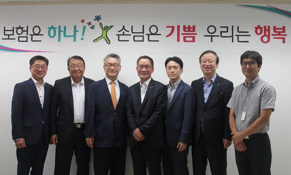 △밀리만 코리아 안치홍 대표(왼쪽에서 세 번째), 하나생명 주재중 사장(왼쪽에서 네 번째)이 IFRS 계리가정 컨설팅 및 시스템 구축 프로젝트 착수보고회에 참석해 기념사진을 촬영하고 있다. / 사진=하나생명