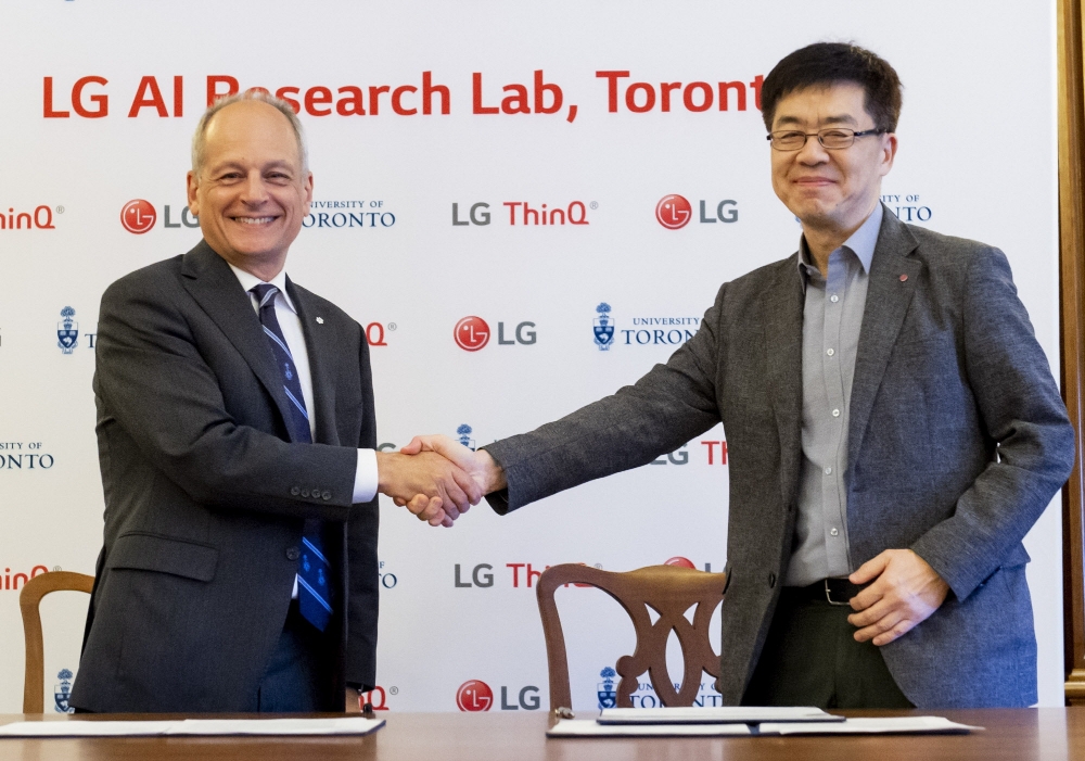 △박일평 LG전자 CTO 사장(오른쪽)과 토론토대학교 메릭 저틀러(Meric Gertler) 총장이 공동 인공지능 연구에 합의한 후 악수를 하고 있다 / 사진=LG전자