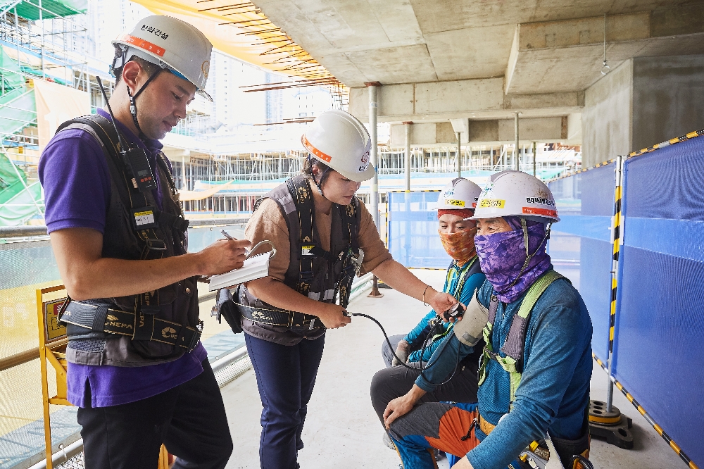 보건관리자가 건설근로자들의 체온 및 건강상태를 체크하고 있다. /사진제공=한화건설