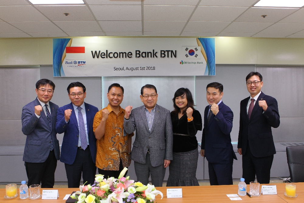 △김하중 DB저축은행 대표이사(중앙)이 DB저축은행에 방문한 인도네시아 국립주택저축은행 직원들과 함께 기념촬영을 하고 있다./사진=DB저축은행