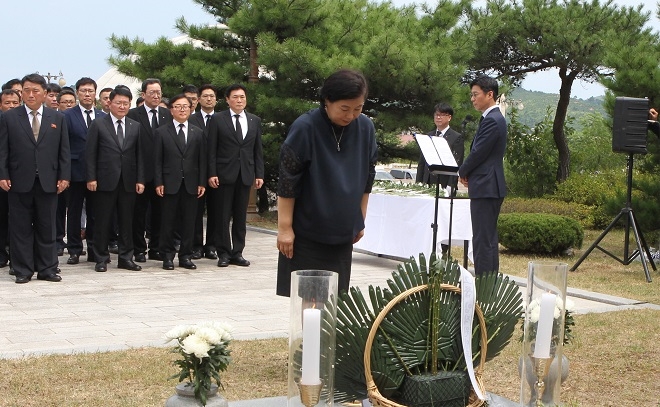 현정은 현대그룹 회장이 정몽헌 전 회장 15주년 추모식에 참석하고 있다.