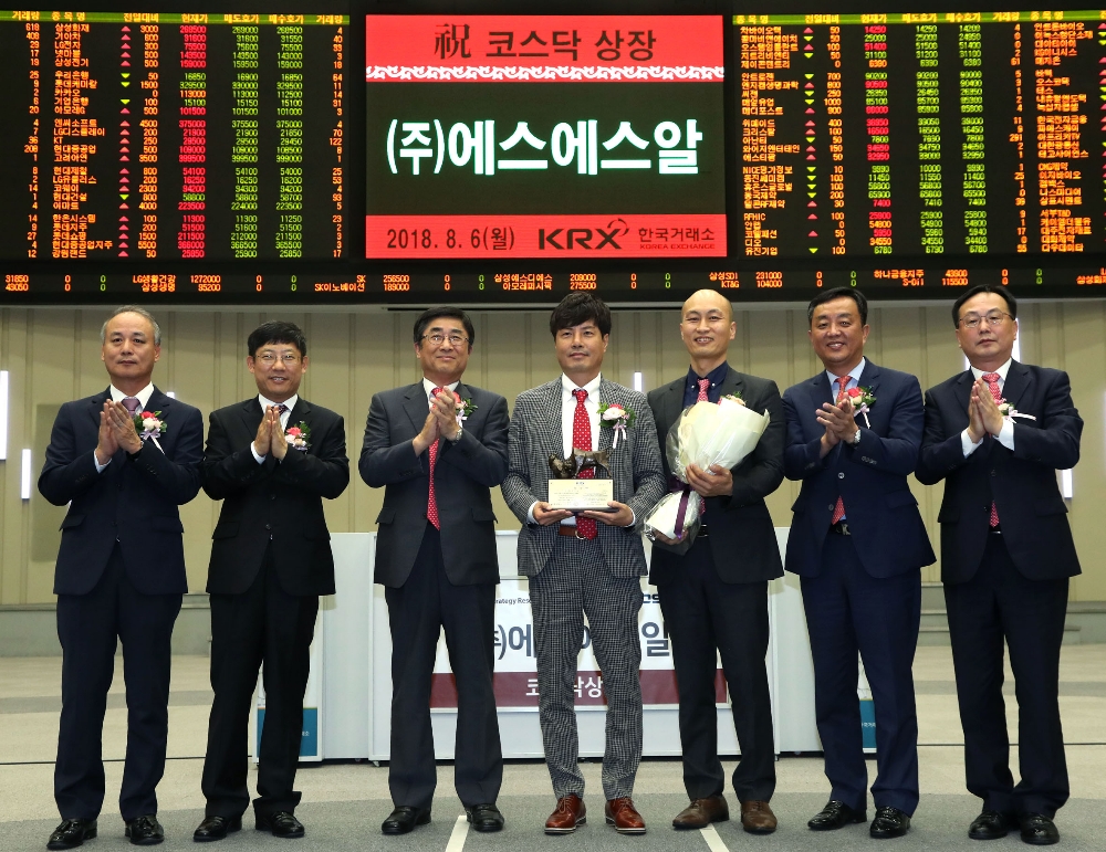 한국거래소 코스닥시장본부는 6일 오전 서울사옥 홍보관에서 IT인프라 취약점 진단 솔루션 개발업체인 에스에스알의 코스닥시장 신규상장기념식을 개최했다. (왼쪽부터) 최규준 한국IR협의회 부회장, 정운수 한국거래소 코스닥시장본부장, 길재욱 한국거래소 코스닥시장위원회 위원장, 정진석 에스에스알 공동대표이사, 윤두식 에스에스알 공동대표이사, 배기주 하나금융투자 IB그룹장, 송윤진 코스닥협회 부회장. 사진=한국거래소