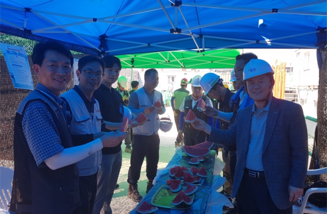 지난 3일 부산 통합청사 건설현장에서 캠코 및 건설현장 관계자들이 혹서기 건강한 건설환경 조성을 위한 방안을 논의하고 있다. / 사진 = 캠코