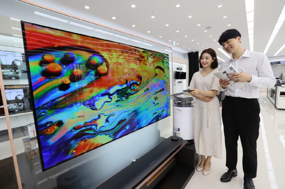 △LG전자가 이달 말까지 올레드 TV 할인 행사를 진행한다. LG전자 모델들이 서울시 영등포구에 위치한 LG 베스트샵 서울양평점에서 LG 올레드 TV를 소개하고 있다.