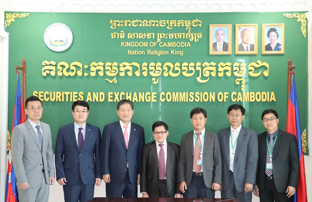 정완규 한국증권금융 사장(왼쪽 세번째)과 소우 쏘치엣 SECC 사무처장(왼쪽 네번째)이 캄보디아 프놈펜에서 업무협약(MOU)을 체결한 후 기념촬영을 하고 있다./사진=한국증권금융