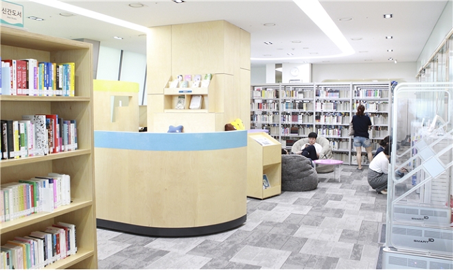 캠코는 지난해 7월 임직원만 이용할 수 있었던 사내도서관을 일반국민 누구나 이용할 수 있도록 새롭게 단장해 2만여권의 장서를 보유한 100평 규모의 ‘캠코 열린도서관’으로 운영 중이다. / 사진 = 캠코