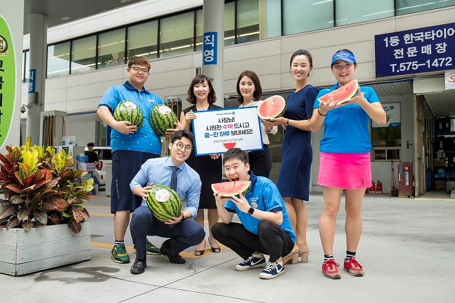 현대오일뱅크가 말복을 맞아 전국 2500여개 주유소에 수박을 배달했다. 자료 : 현대오일뱅크