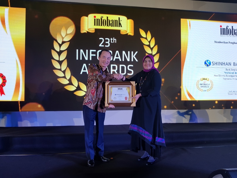 지난 14일 인도네시아 소재 로얄 암바루끄모 호텔에서 열린 23회 'Infobank Awards’에서 신한인도네시아은행 변상모 법인장(왼쪽)과 Infobank 관계자가 기념 촬영하고 있다. / 사진= 신한은행