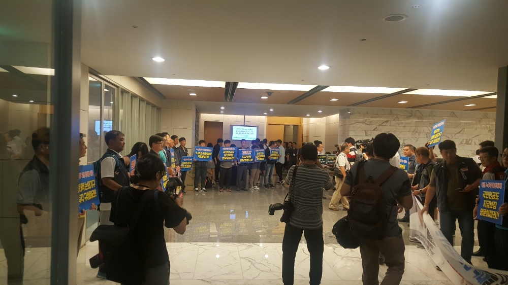 △17일 열렸던 국민연금 제도개선 방향에 대한 공청회 시작에 앞서 시민단체가 국민연금의 지급보장 명문화 등을 촉구하는 피켓시위를 벌이고 있다. / 사진=장호성 기자