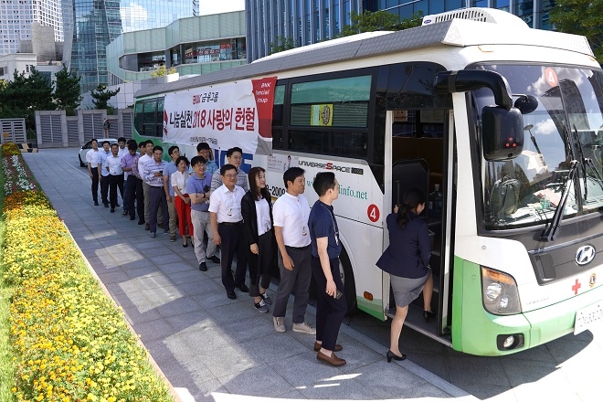 BNK금융그룹 임직원들이 헌혈을 실시하고 있다. / 사진 = BNK금융그룹
