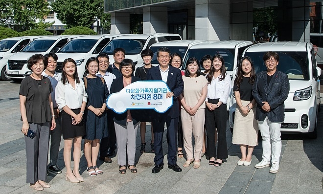 수출입은행이 22일 오후 사랑의열매를 통해 전국 8개 다문화가족지원단체에 1억6000만원 상당의 차량 8대를 기증했다. (사진 왼쪽 네 번째부터 김연순 사랑의열매 사무총장, 은성수 수출입은행장) / 사진 = 한국수출입은행