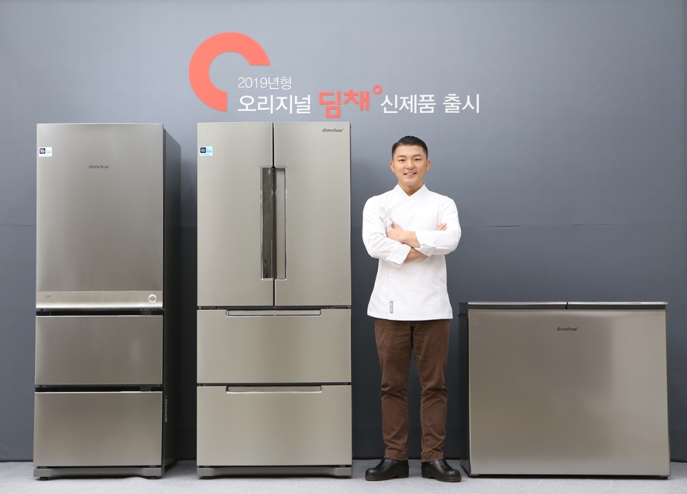 △대유위니아 2019년형 김치냉장고 ‘딤채’ 신제품 출시 기념 쿠킹 클래스에 참석한 요리연구가 유현수 셰프가 신제품을 소개하는 모습