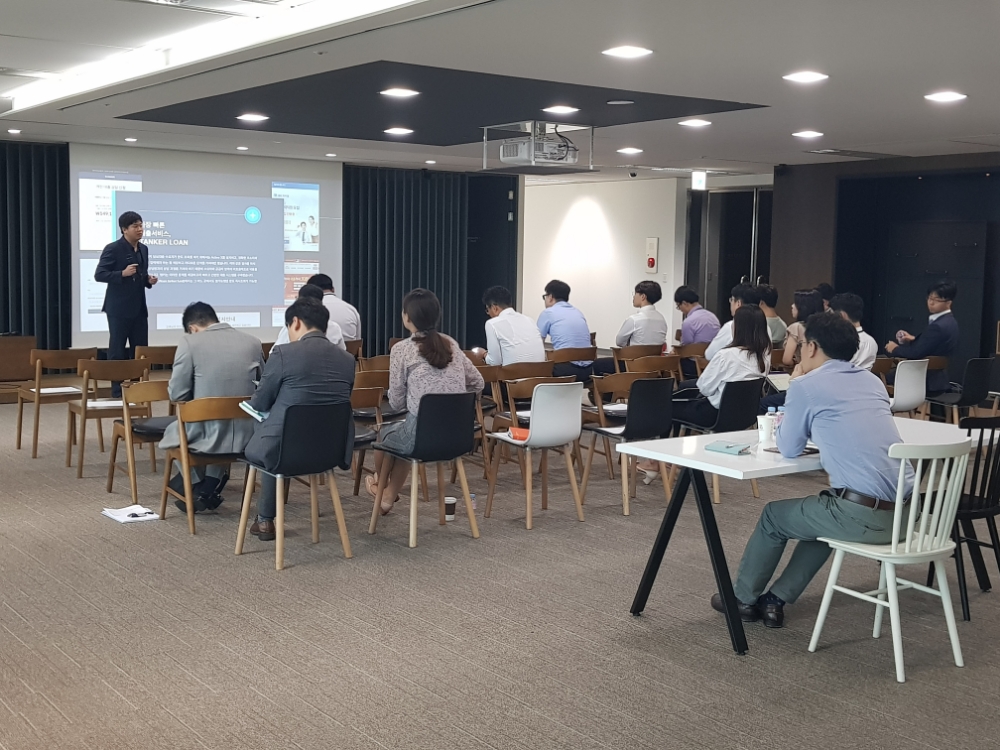 △이종찬 탱커펀드 대표가 한화생명 핀테크센터가 있는 드림플러스63 내 이벤트홀에서 실시한 ‘DREAMPLUS 4기 입주사 사업설명회’에서 ‘담보대출 자동화의 시작과 끝’이라는 주제로 탱커펀드의 성과와 차후 사업방향을 발표하고 있다./사진=탱커펀드