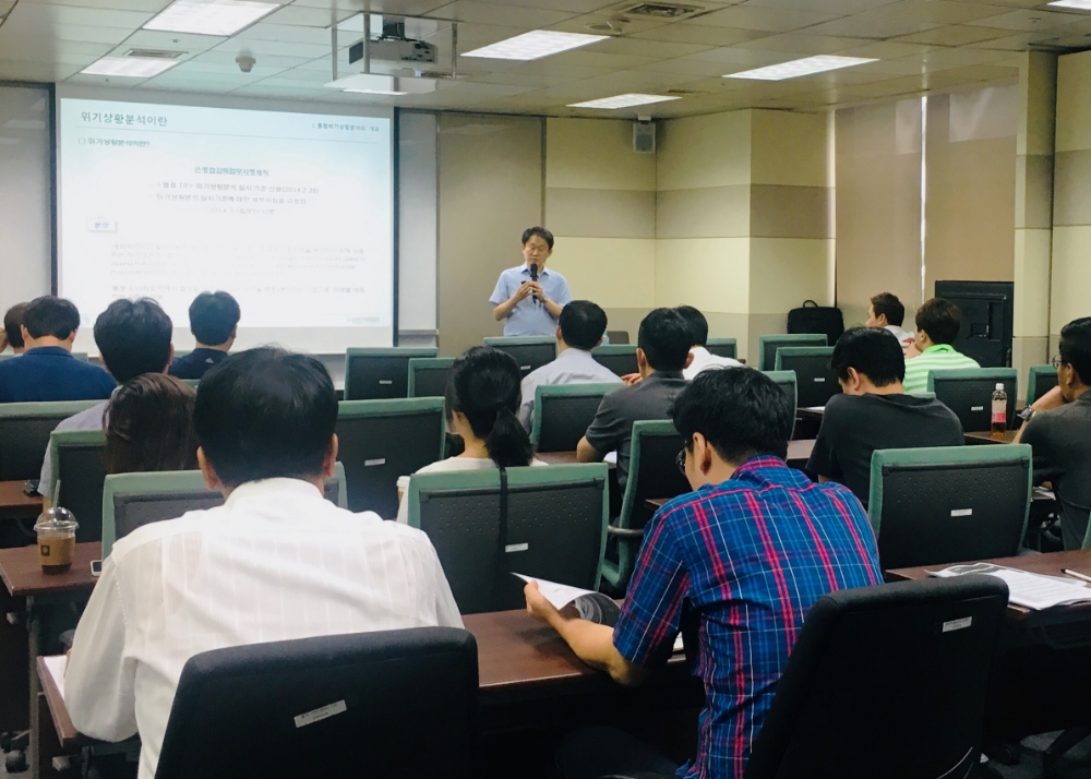 △JT캐피탈, JT친애저축은행, JT저축은행 임직원이 ‘금융 리스크 관리 기초 교육’을 받고 있다./사진=J트러스트 그룹
