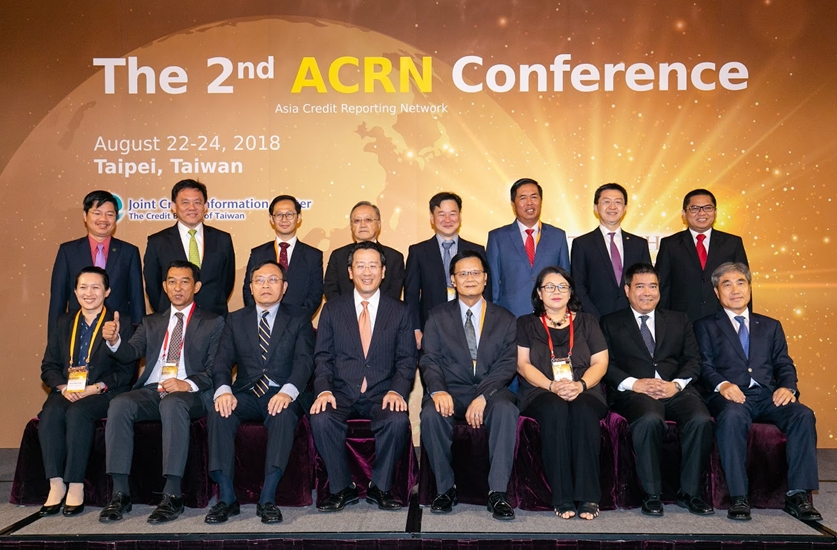 한국신용정보원 민성기 원장(앞줄 오른쪽 첫 번째)이 아시아 신용정보 협의기구(ACRN)의 초대 회장으로 추대됐다. 지난 22일부터 24일까지 대만에서 개최된 ACRN 컨퍼런스에서 기념 촬영을 하고 있다. / 사진= 한국신용정보원