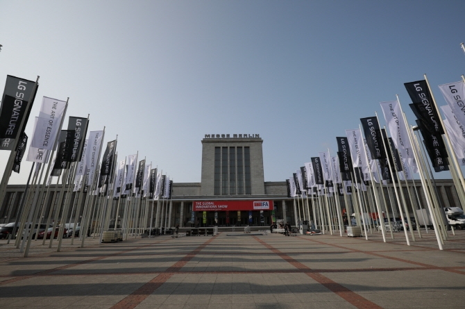LG전자가 IFA 2018이 열리는 '메세 베를린(Messe Berlin)' 입구에 회사 가전 브랜드인 'LG 시그니처' 깃발 광고를 내걸었다. 출처 : LG전자.