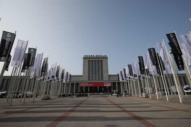  LG전자가 IFA 2018이 열리는 '메세 베를린(Messe Berlin)' 입구에 회사 가전 브랜드인 'LG 시그니처' 깃발 광고를 내걸었다. 출처 : LG전자.