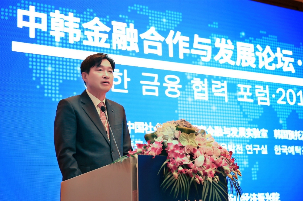 ▲이병래 한국예탁결제원 사장이 30일 중국 칭다오시 샹그릴라 호텔에서 열린 ‘2018 한·중 금융협력포럼’에서 기조연설을 하고 있다./사진=한국예탁결제원