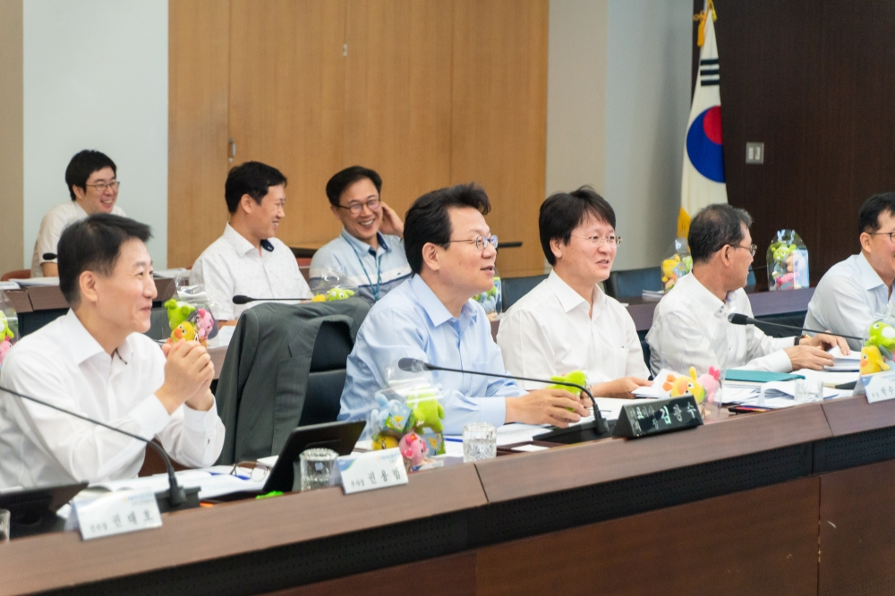 31일 NH농협금융지주 본사에서 열린 농협금융 디지털워크샵에서 김광수 회장(앞줄 왼쪽에서 두 번째)이 임직원들에게 당부말을 하고 있다. / 사진= NH농협금융지주