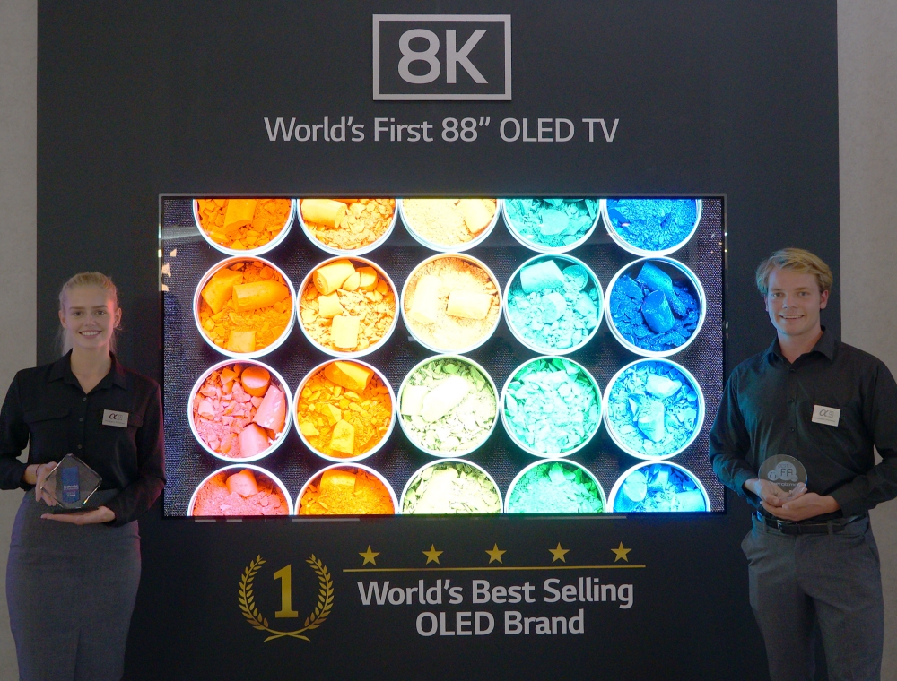 △LG전자가 IFA 2018에서 세계 최초로 공개한 LG 8K 올레드 TV가 잇단 수상 소식을 전하며 세계인의 이목을 끌고 있다