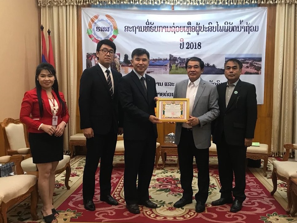 △라오스 노동복지부 장관 캄펭 싸이쏨펭(Dr.Khampheng Saysompheng)(오른쪽 두번째), 웰컴리싱라오(Welcome Leasing Lao.,Co.Ltd) 염성열 법인장(오른쪽 세번째), 웰컴리싱라오 안교찬 차장(오른쪽 네번째)이 지원금 전달 후 기념촬영을 하고 있다./사진=웰컴금융그룹