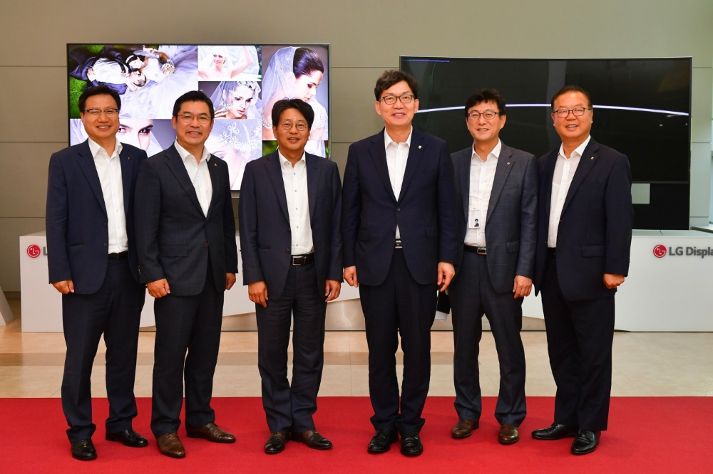 NH농협은행은 이대훈 은행장이 지난 4일 풍요로운 디지털 세상을 만들어 가는 글로벌 기업 LG디스플레이 파주사업장을 현장방문했다고 5일 밝혔다. 이대훈 농협은행장(오른쪽에서 세번째)과 김상돈 LG디스플레이 부사장(오른쪽에서 네번째)이 기념사진을 찍고 있다. / 사진= 농협은행