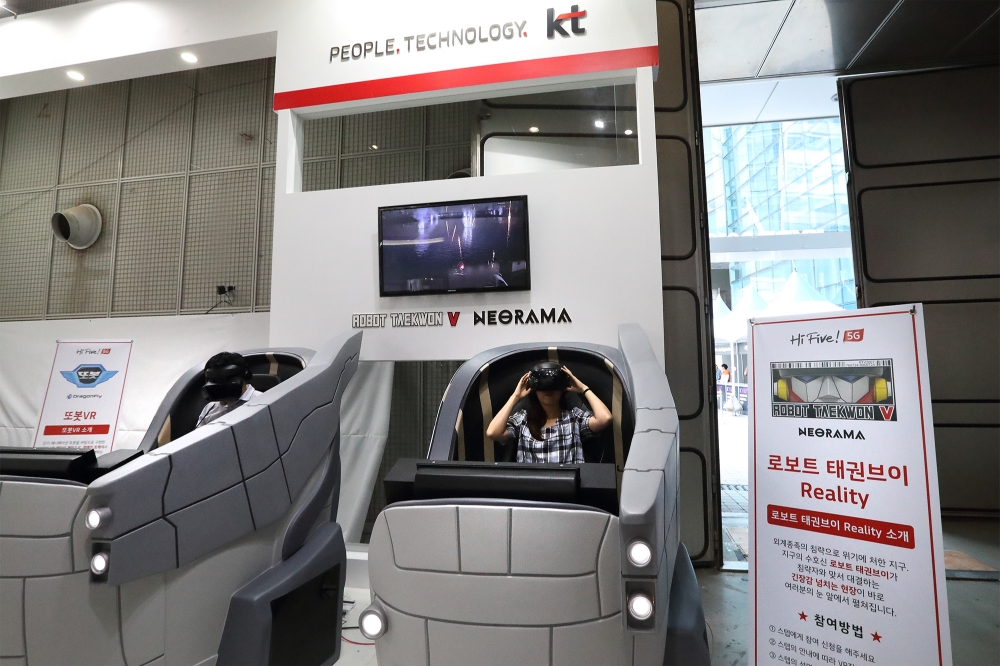 △KVRF 방문 고객들이 KT 전시부스에서 3인칭 시점으로 로보트 태권브이의 한강전투를 관람하는 태권브이 VR 어트랙션을 체험하고 있는 모습