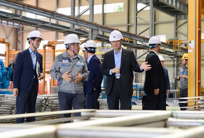 강낙규 기보 전무이사(사진 왼쪽에서 4번째)가 덕광기업 사업장을 시잘하고 있다. / 사진 = 기술보증기금