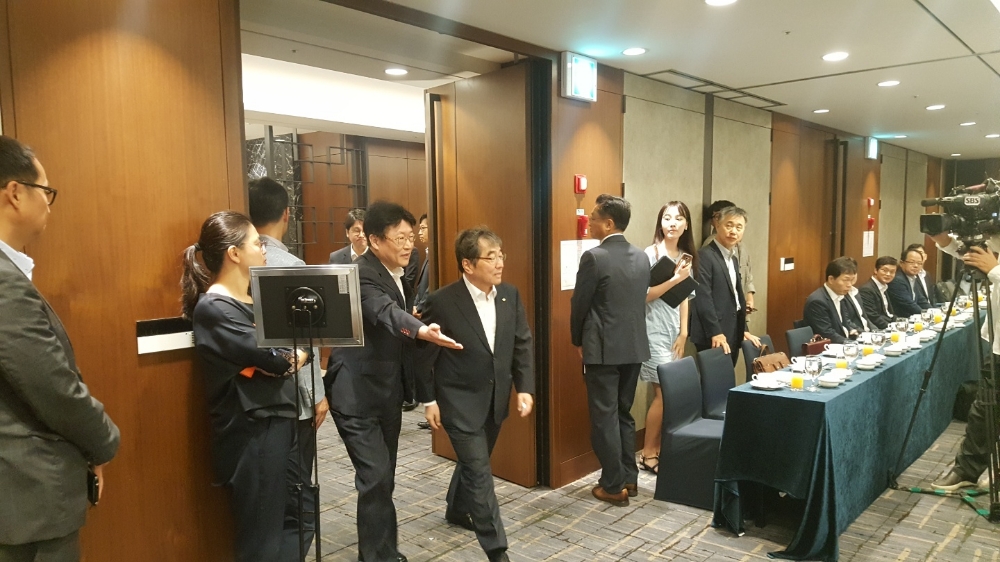 △7일 오전 종로 은행연합회에서 열린 윤석헌 금융감독원장과 보험사 CEO들의 간담회장에 윤석헌 원장이 입장하고 있다. / 사진=장호성 기자