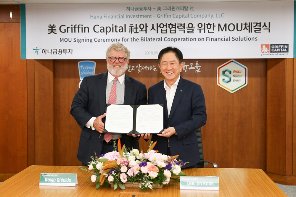 이진국 하나금융투자 대표이사(오른쪽)와 캐빈 쉴즈(Kevin A. Shields) 그리핀 캐피탈 대표가 업무협약을 기념해 사진촬영을 하고 있다. 사진=하나금융투자