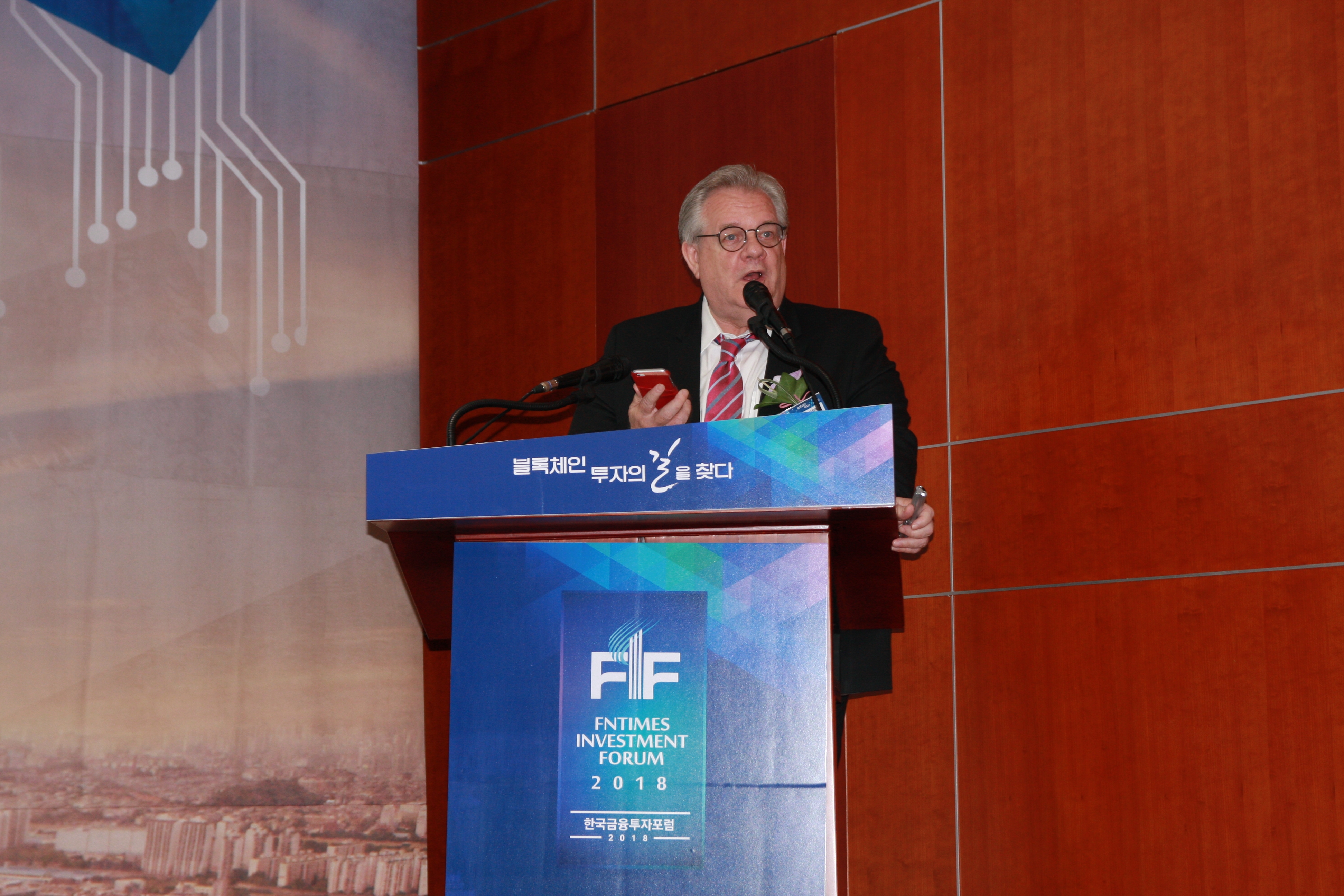 제프리 존스 이사장이 11일 금융투자협회에서 2018 한국금융투자포럼에서 '암호화폐 거래와 법률' 주제로 강연을 진행하고 있다./사진=한국금융신문