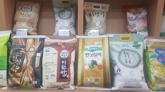 농협 경기지역본부는 ‘2018년 팔도 농협쌀 대표브랜드 평가’ 결과 연천농협 반딧불이 쌀이 대상을 수상하고 양평농협과 수라청연합 RPC가 우수상을 수상하는 등 8개 브랜드가 상위권(30위)에 드는 우수한 성적을 거두었다고 12일 밝혔다. / 사진 = 농협 경기지역본부