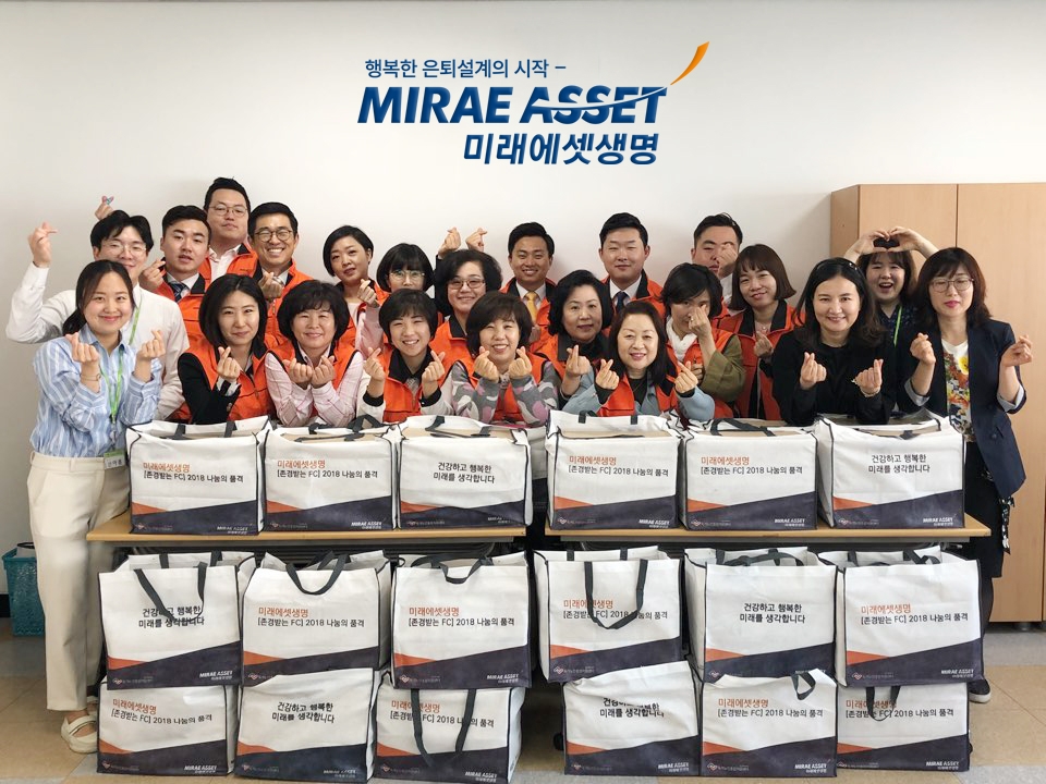 △미래에셋생명은 자사 강원지점 FC 20여명이 11일 저소득층 독거노인을 찾아가 선물을 전달하고 기념촬영을 하고 있다./사진=미래에셋생명