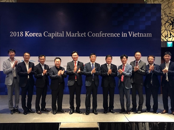 신한은행은 한국거래소와 함께 코스닥시장 상장에 관심 있는 베트남 현지기업과 관계기관을 대상으로 ‘2018 베트남 한국 자본시장 컨퍼런스’를 개최했다. /사진 = 신한은행