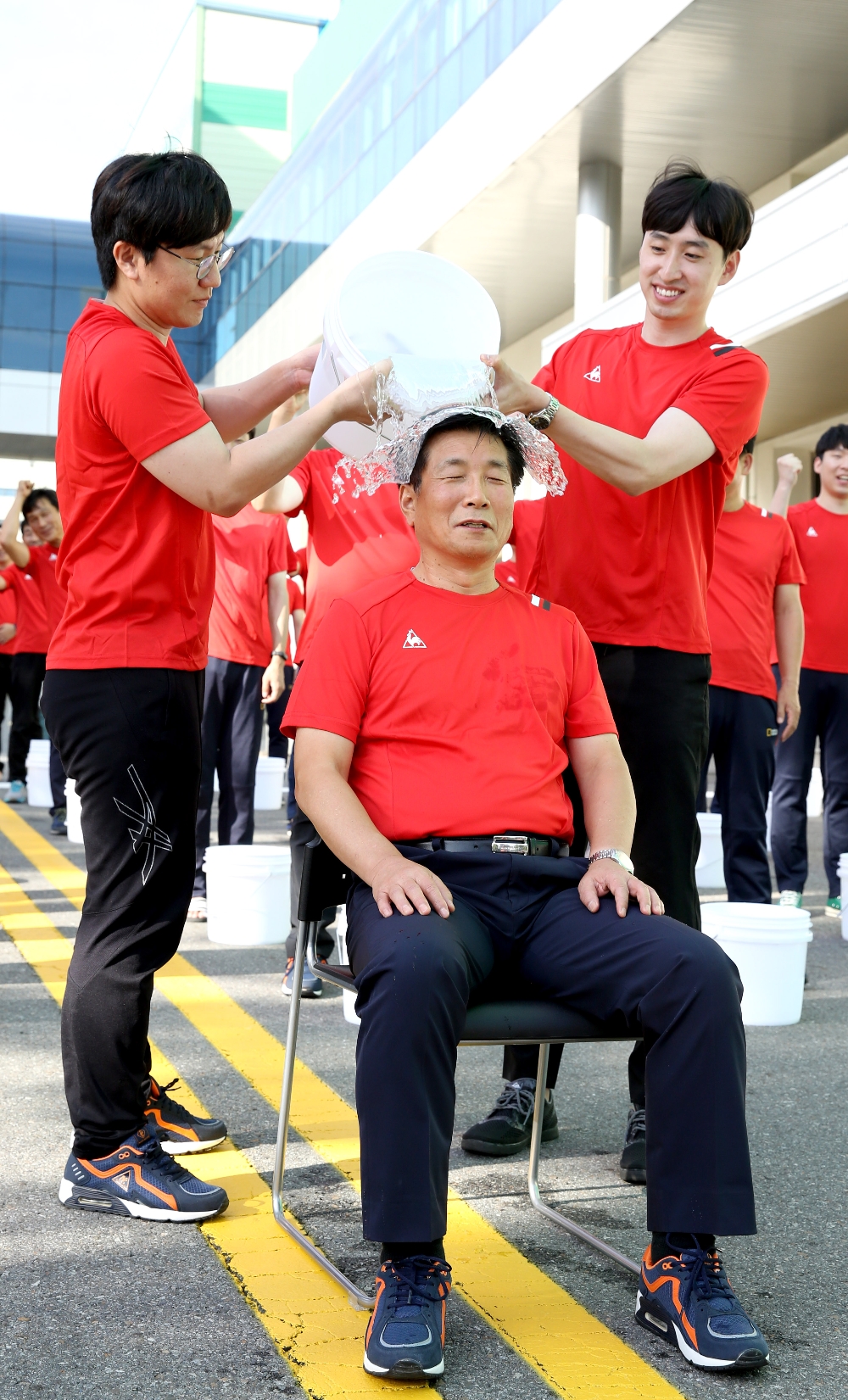 13일 롯데푸드 천안공장에서 이영호 대표이사가 아이스버킷 챌린지에 동참하고 있다. /사진제공=롯데푸드