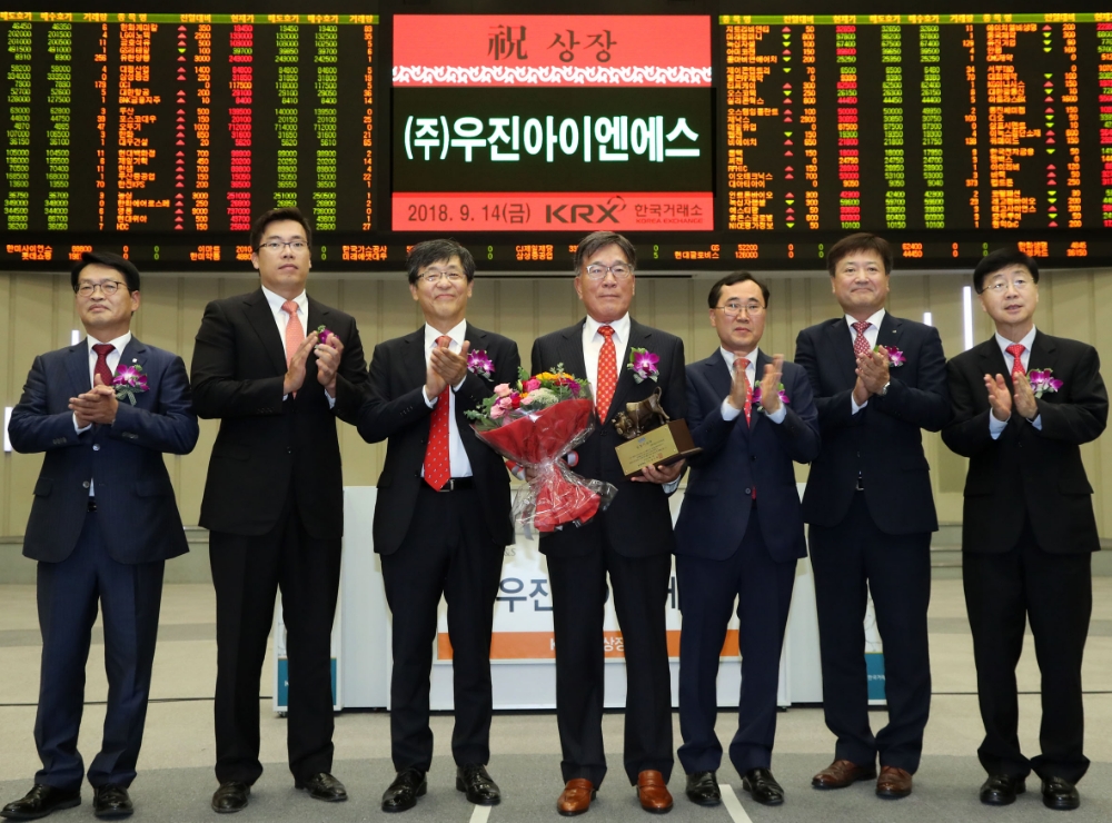 한국거래소 유가증권시장본부는 14일 오전 서울사옥 홍보관에서 반도체 디스플레이용 불소수지 코팅덕트와 일반건물용 덕트를 생산∙시공하는 우진아이엔에스의 유가증권시장 신규상장기념식을 개최했다. (왼쪽부터) 김원대 한국IR협의회 회장, 홍경모 우진아이엔에스 대표이사, 이은태 한국거래소 유가증권시장본부장, 홍평우 우진아이엔에스 대표이사, 손광근 우진아이엔에스 대표이사, 신요환 신영증권 대표이사, 김정운 상장회사협의회 부회장. 사진=한국거래소