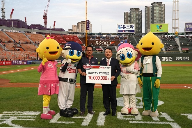 BNK부산은행은 ‘가을야구정기예금’ 판매 수익금으로 부산지역 5개 초등학교 야구부에 1000만원 상당의 후원품을 전달했다. / 사진 = BNK부산은행