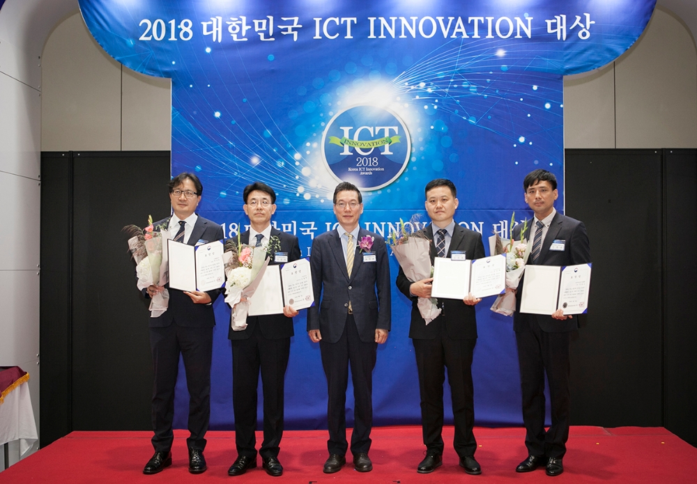 △SK텔레콤이 지난 13일 서울 코엑스에서 열린 ‘2018 대한민국 ICT 이노베이션 대상’ 시상식에서 유공자표창 민간부문 과학기술정보통신부장관 표창을 수상했다. 왼쪽 첫 번째가 박종관 SK텔레콤 네트워크기술원장(대리수상)