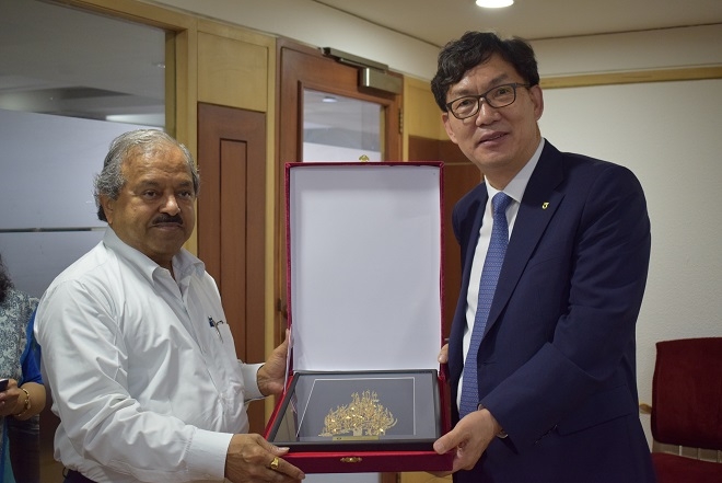 14일 이대훈은행장(오른쪽)이 '인도비료협동조합'의 A.K.Singh이사(왼쪽)에게 기념품을 전달하고 있다. / 사진 = NH농협은행