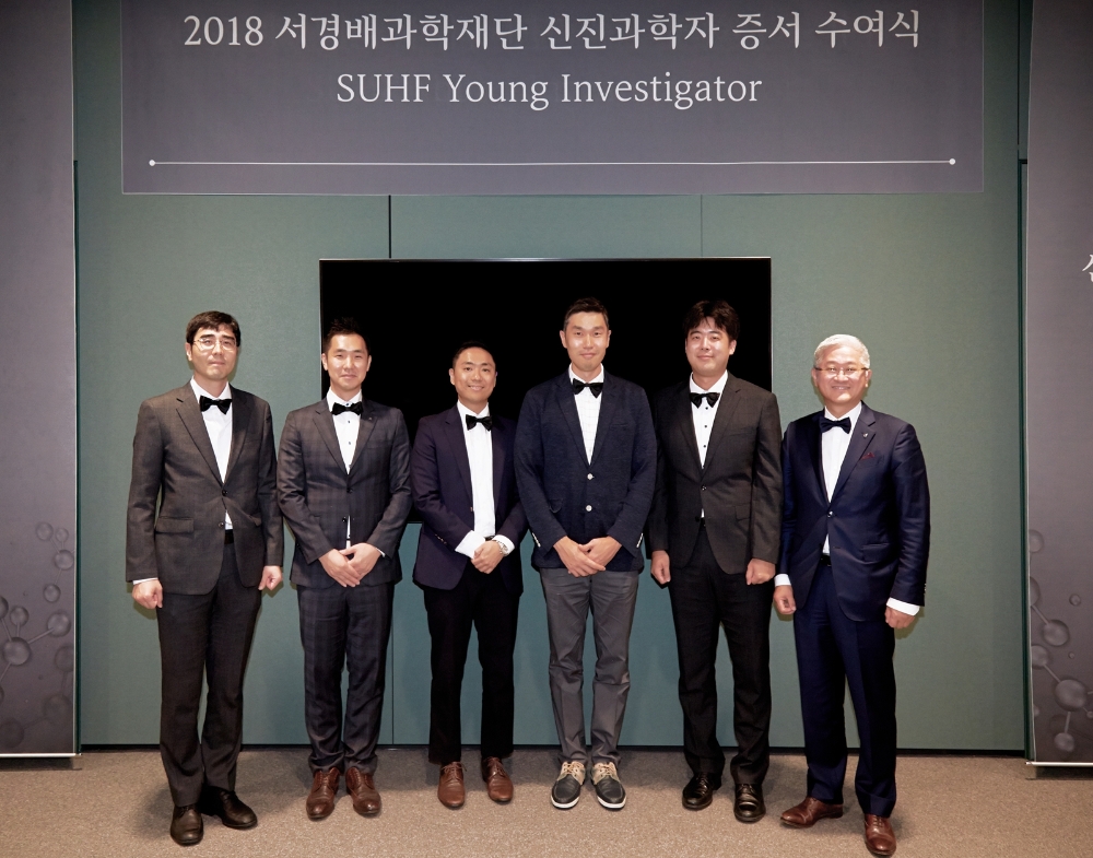 (사진 왼쪽부터) 우재성 교수, 정인경 교수, 김진홍 교수, 박현우 교수, 주영석 교수, 서경배 이사장. /사진제공=서경배과학재단