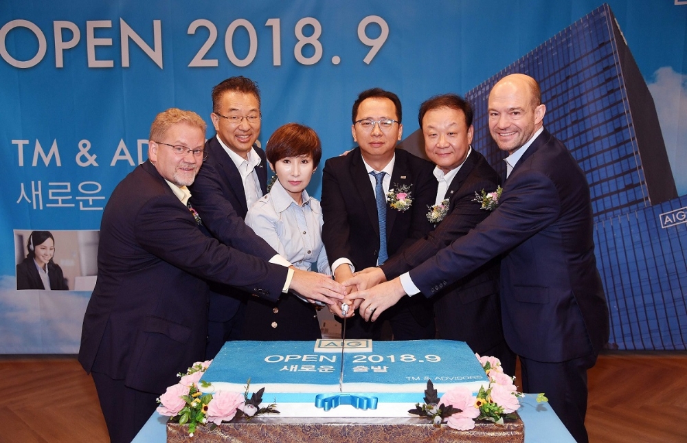 △AIG어드바이저는 오늘(18일), 마포 공덕동 효성 해링턴스퀘어 5층에 통합 영업 센터를 열고, 오픈식을 가졌다. 본사와 서울에 위치한 기존 4개 지역단 사무실을 한 곳으로 통합한 것이다. AIG어드바이저의 통합 영업 센터 오픈을 축하하며 참석자들이 기념 케이크를 자르고 있다. (좌측부터) AIG일본 밥 노딘 사장, AIG손해보험 민홍기 사장, AIG손해보험 전원선 TM영업본부장, AIG어드바이저 최용관 대표, AIG손해보험 알버트 김 영업총괄본부장, AIG일본 래릭 홀 부사장. / 사진=AIG손해보험