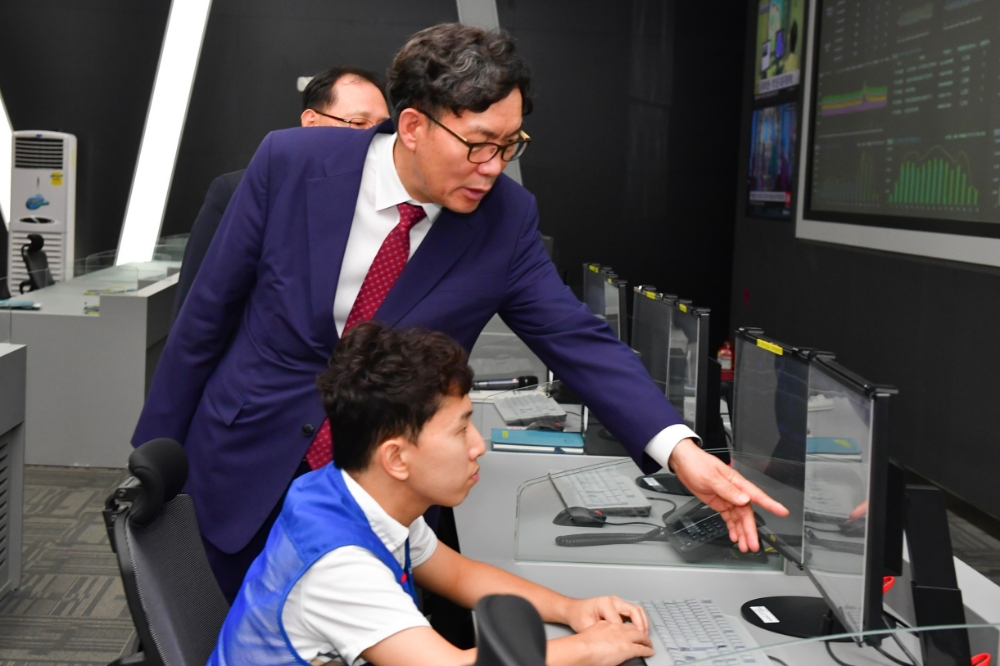 △지난 18일 이대훈 은행장이 NH통합IT센터를 찾아 주요시스템을 점검하고, 직원들을 격려하였다. / 사진=NH농협은행