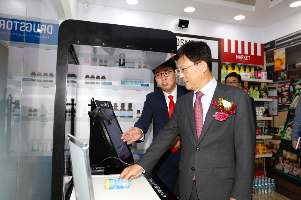 육현표 에스원 대표가 '솔루션페어 2018'에서 무인매장을 시연하고 있다. /사진제공=에스원