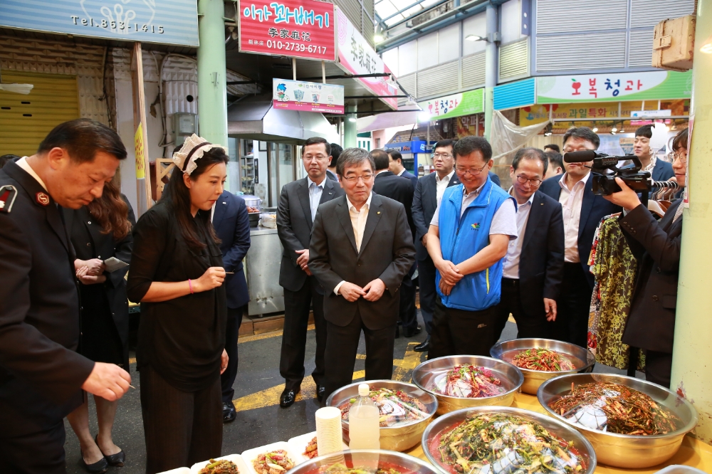 △윤석헌 금감원장이 20일 서울 관악구 신사시장에 방문해 상인들의 애로사항을 듣고 있다./사진=금융감독원